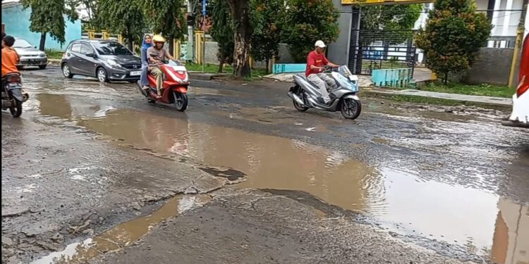 Jalan Rusak di Jalur Kanci-Sindanglaut