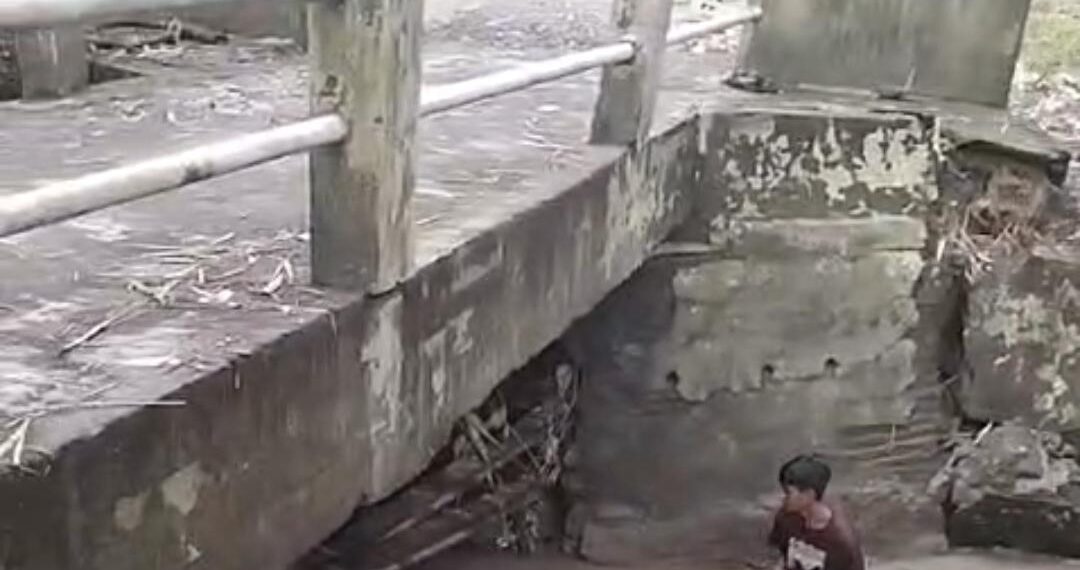 Pondasi Terkikis Banjir, Jembatan Vital di Gembonganmekar Cirebon Terancam Putus