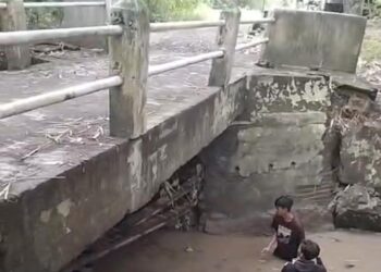 Pondasi Terkikis Banjir, Jembatan Vital di Gembonganmekar Cirebon Terancam Putus