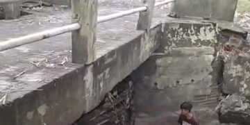 Pondasi Terkikis Banjir, Jembatan Vital di Gembonganmekar Cirebon Terancam Putus