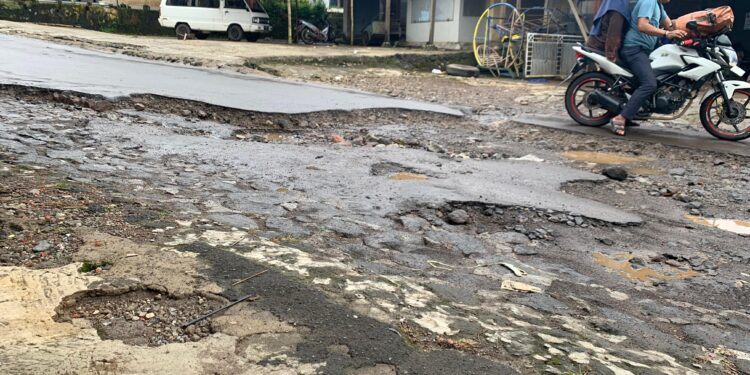 Jalan Halimpu-Wangkelang Rusak Parah