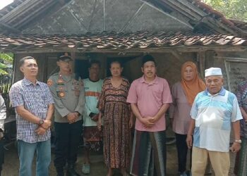 Wujud Nyata Kepedulian Polri, Polsek Losari Salurkan Bansos untuk Warga Prasejahtera di Desa Kalisari