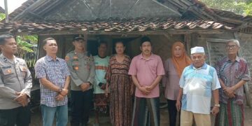 Wujud Nyata Kepedulian Polri, Polsek Losari Salurkan Bansos untuk Warga Prasejahtera di Desa Kalisari