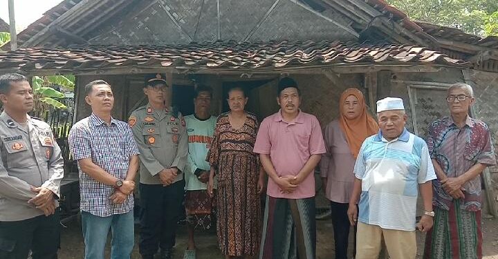 Jajaran Polsek Losari, Polresta Cirebon, melaksanakan aksi kemanusiaan dengan menyalurkan bantuan sosial (bansos) berupa paket sembako kepada warga kurang mampu di Desa Kalisari.