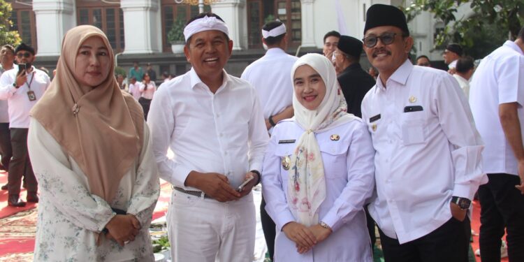 Wakil Wali Kota Cirebon, Siti Farida Rosmawati, hadir memenuhi undangan Silaturahmi Gubernur Jawa Barat di halaman Gedung Sate, Bandung.
