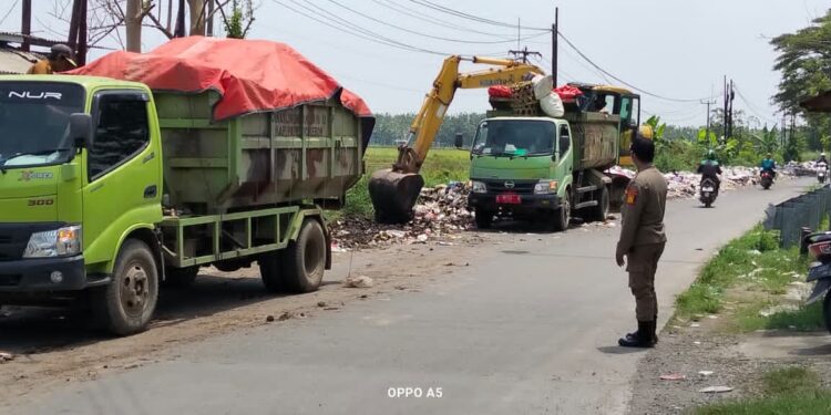 Tumpukan sampah liar sepanjang 100 meter di ruas jalan Pelayangan-Ciledug akhirnya dibersihkan.