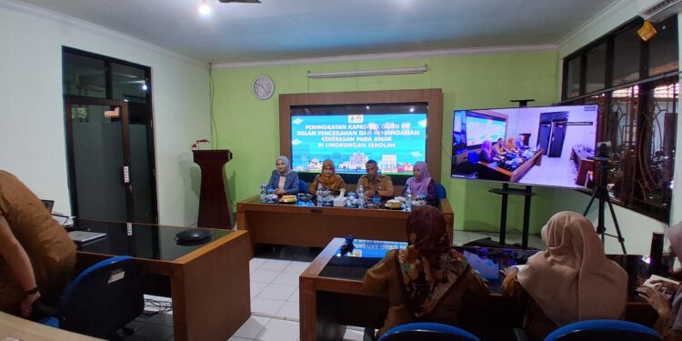 Wakil Wali Kota Cirebon, Siti Farida Rosmawati, menghadiri sekaligus memberikan sambutan dalam kegiatan Penguatan Kapasitas Guru Bimbingan Konseling (BK).