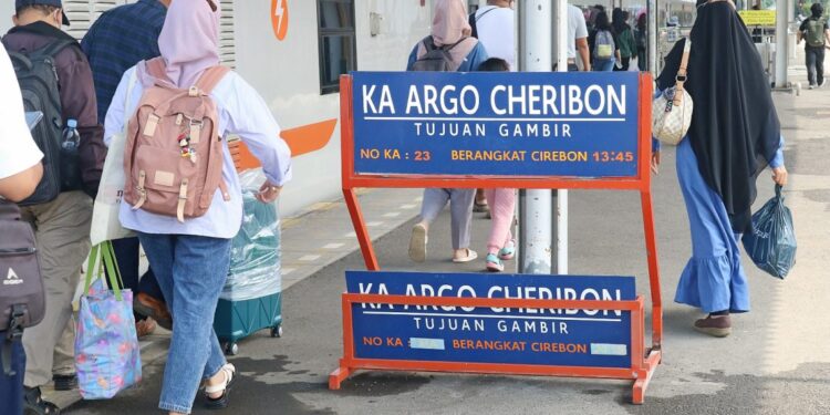 Penumpang KA Argo Chairebon di stasiun Kejaksan, Kota Cirebon.
