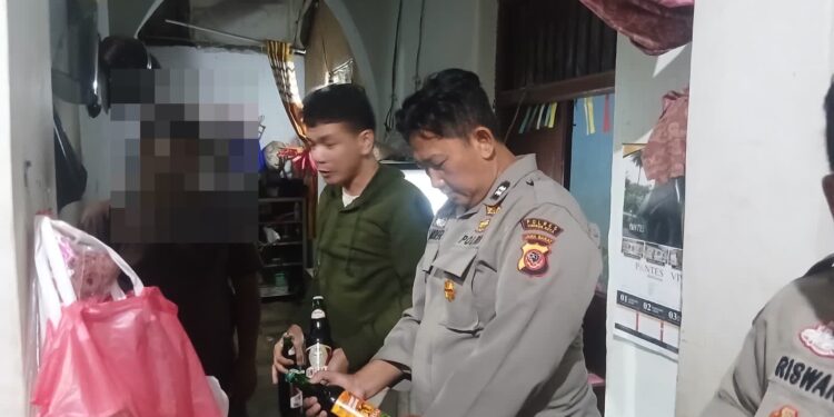 Personel Polsek Kedawung menggelar Operasi Penyakit Masyarakat (Pekat) pada Kamis malam (02/04/2026).