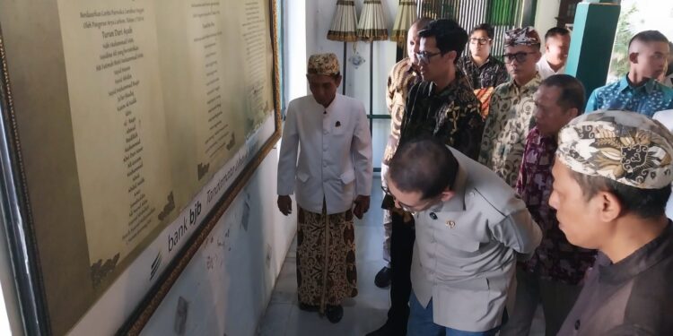 Menteri Kebudayaan Fadli Zon saat melihat langsung Silsilah Sunan Gunung Jati di Museum Keraton Kasepuhan.