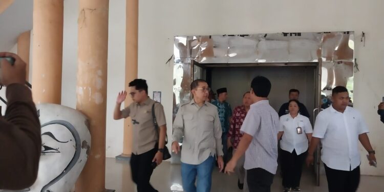 Menteri Kebudayaan Fadli Zon saat meninjau kondisi langsung bangunan gedung Kesenian Rarasantang.