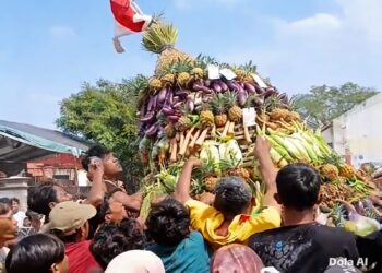 Warga Astanamukti Gelar Sedekah Bumi, Gegunungan Hasil Bumi, Jadi Rebutan