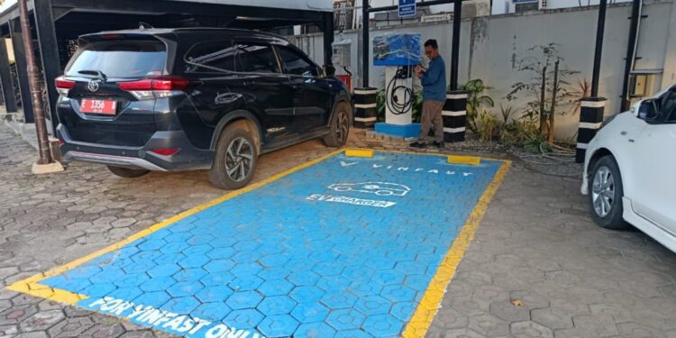 Sarana SPKLU yang berada di halaman kantor DPRD Kota Cirebon