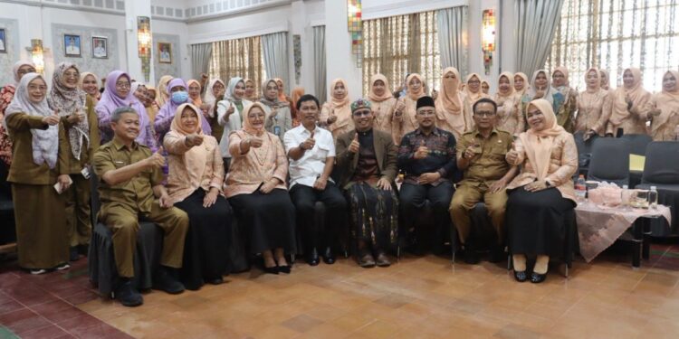 Dharma Wanita Persatuan (DWP) Kota Cirebon menggelar kegiatan Halal Bihalal 1447 Hijriah, di Ruang Adipura Kencana Balaikota Cirebon.