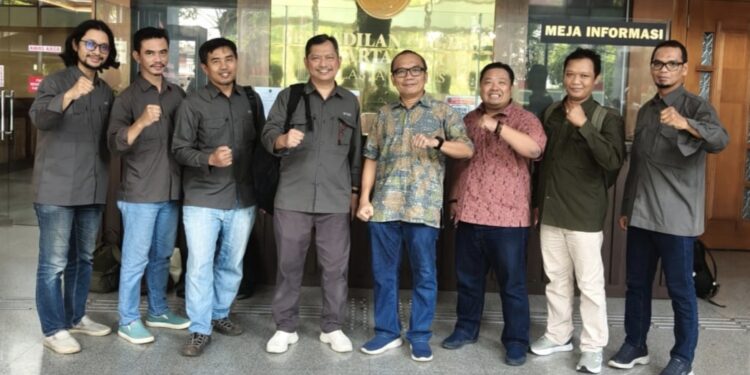 Perwakilan serikat pekerja usai mengikuti sidang sengketa di Jakarta Pusat. (Foto istimewa)