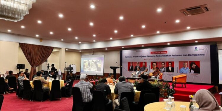 Acara diskusi publik bertajuk "Membaca Arah Kebijakan Ekonomi Pemerintahan Prabowo dan Dampaknya" dilaksanakan di hotel Horison Bandung, 14/04.2026.