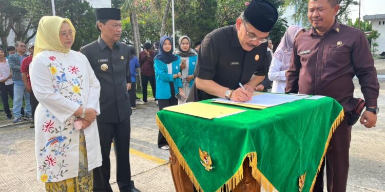 Iing Daiman, disaksikan langsung Wali Kota Cirebon Effendi Edo bersama istri, menandatangani berita acara pelantikan dirinya sebagai Sekda Kota Cirebon.