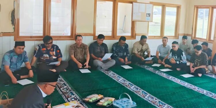 Pegawai Sekretariat DPRD Kabupaten Sukabumi mengikuti kegiatan pembinaan rohani rutin di Mushola Al-Badr. (Foto ist)