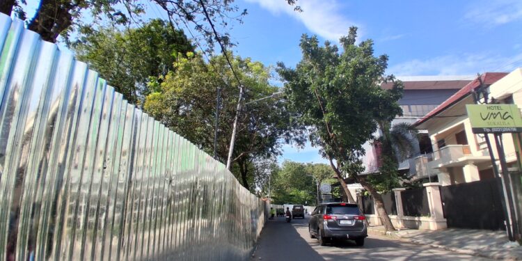 Area bantaran sungai Sukalila sudah ditutup seng menandakan revitalisasi Bantaran Sungai Sukalila dimulai. 