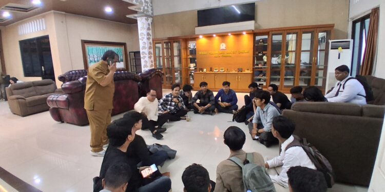 Ketua DPRD Kota Cirebon menerima rombongan mahasiswa yang menyampaikan aspirasi soal kegaduhan selama ini.