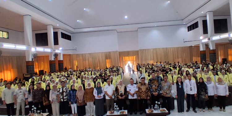 OJK Cirebon bersama Uniku menggelar literasi keuangan untuk mahasiswa.