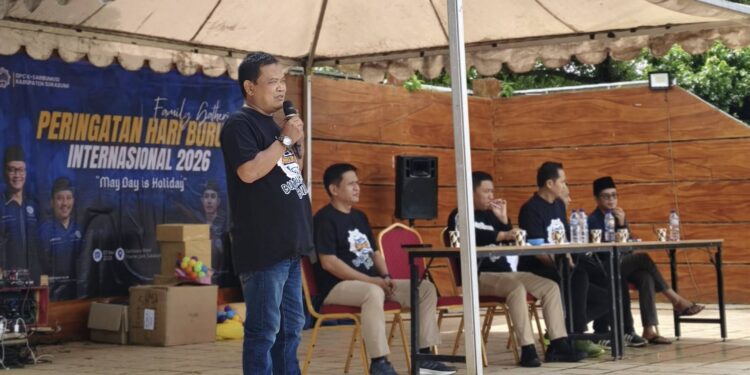 Wakil Ketua DPRD Kabupaten Sukabumi Usep menyampaikan sambutan pada peringatan Hari Buruh Internasional 2026 di Santa Sea Waterpark. (Foto ist)