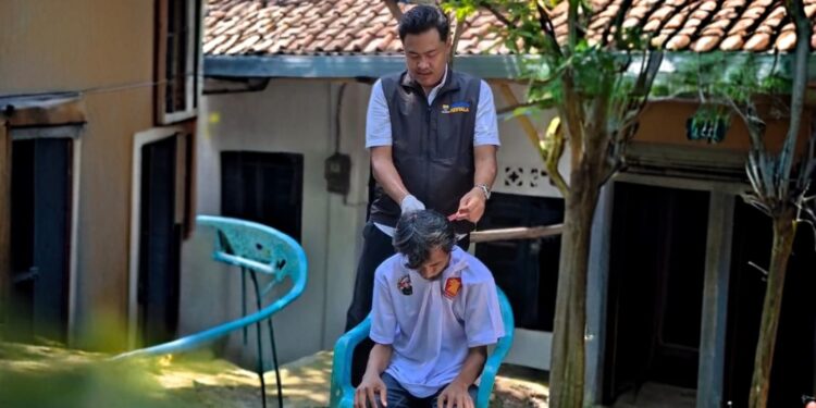 Lurah Sukapura Diza, bantu mendatangi salah satu ODGJ di wiliyahnya.