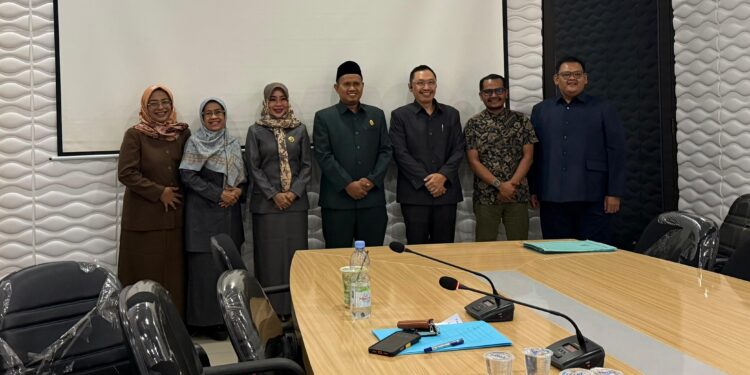 WAKIL Ketua DPRD Kota Cirebon, HSG (ketiga kanan) bersama BK 
DPRD dan kuasa hukum, usai pemeriksaan kasus pelanggaran kode 
etik dugaan perselingkuhan.