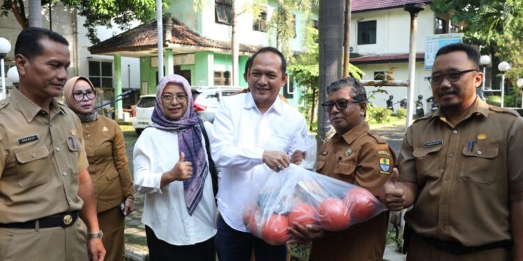 Fraksi Gerindra DPRD Kota Cirebon berikan bantuan fasilitas olahraga ke Disdik Kota
Cirebon untuk SD dan SMP.