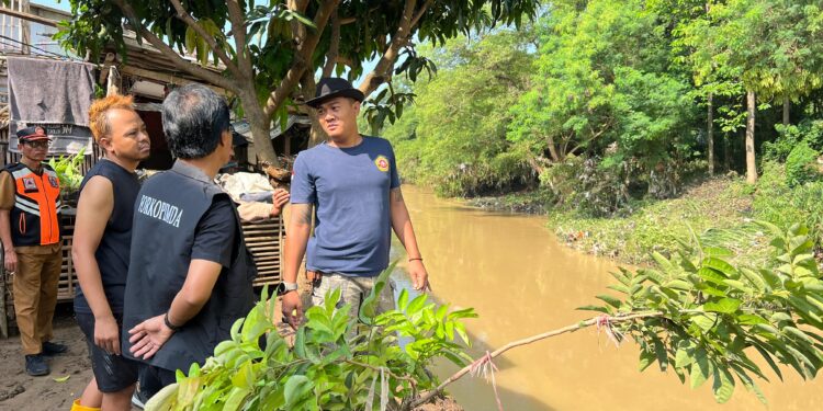 Wali Kota Cirebon Effendi Edo meninjau Kelurahan Drajat yang terdampak banjir.