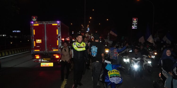 Kapolres Cirebon Kota AKBP Eko Iskandar memimpin langsung konvoi bobotoh Persib saat merayakan kemenangan Persib.