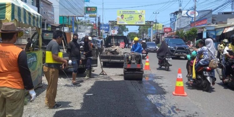 Konflik geopolitik antara Iran, Israel, dan Amerika Serikat yang terus memanas berdampak langsung pada pembangunan infrastruktur di daerah dikarenakan harga aspal melonjak.