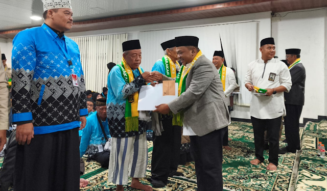 Penyerahan simbolis kepada calon jemaah haji. (Foto ist)