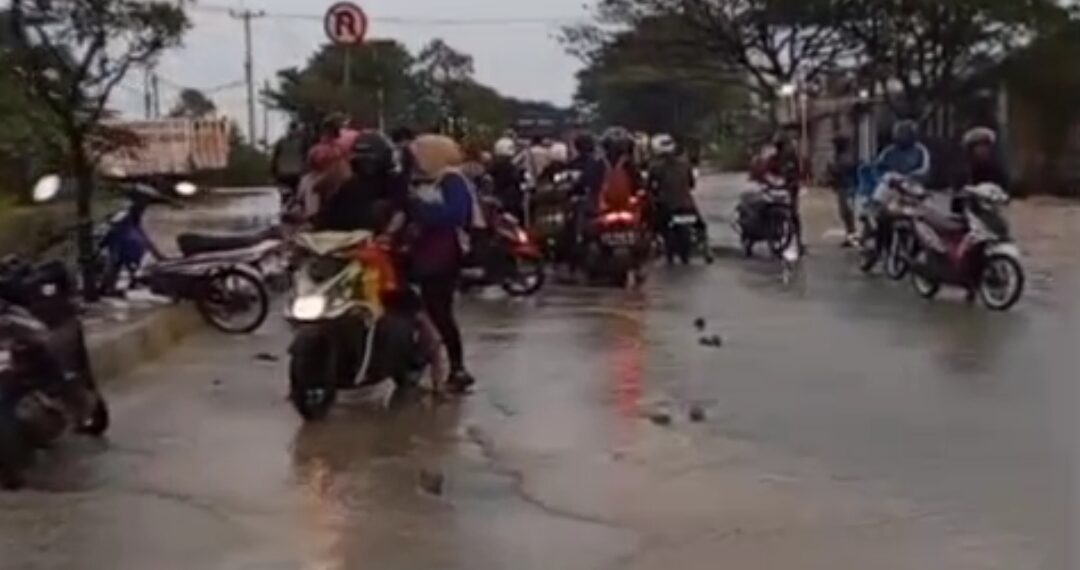 Jalur Pantura Cirebon Lumpuh Total Akibat Luapan Banjir, Lalu Lintas Tersendat