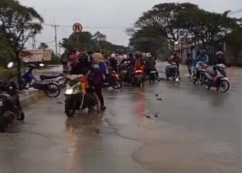 Jalur Pantura Cirebon Lumpuh Total Akibat Luapan Banjir, Lalu Lintas Tersendat