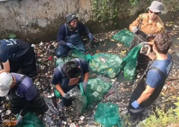 Sinergi Internasional dan Lokal: Sungai Watch dan Kelurahan Harjamukti Aksi Bersih Saluran Air