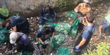 Sinergi Internasional dan Lokal: Sungai Watch dan Kelurahan Harjamukti Aksi Bersih Saluran Air