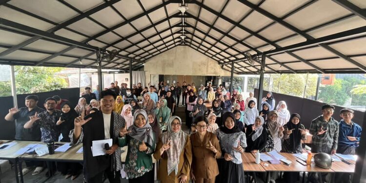 Sesi Foto Bersama, Panitia, Pejabat Dispusip, Narasumber, dan Peserta Bimtek Kepenulisan, Desa Tanjungsari, 23/4