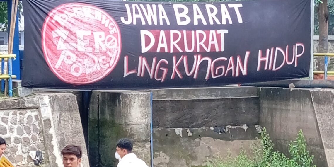 Aksi PSDK das Citarum dan Walhi Jabar dalam Resistence Climbing for Citarum [Istimewa]