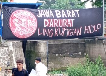 Aksi PSDK das Citarum dan Walhi Jabar dalam Resistence Climbing for Citarum [Istimewa]