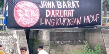 Aksi PSDK das Citarum dan Walhi Jabar dalam Resistence Climbing for Citarum [Istimewa]
