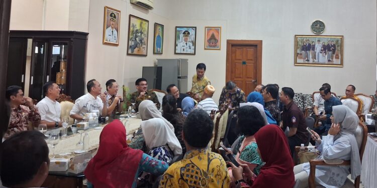 Suasana pertemuan Wali Kota Cirebon Effendi Edo dengan pimpinan dan Komisi III DPRD Kota Cirebon di rumah dinas wali kota.