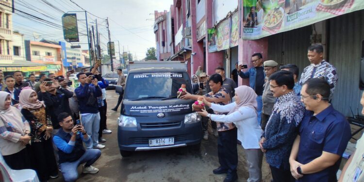 Launching Mobil Pangan Keliling (Mol Pangling) bertempat di Depan Kios WADULI Pasar Jagasatru , Jl. Jagasatru Kota Cirebon