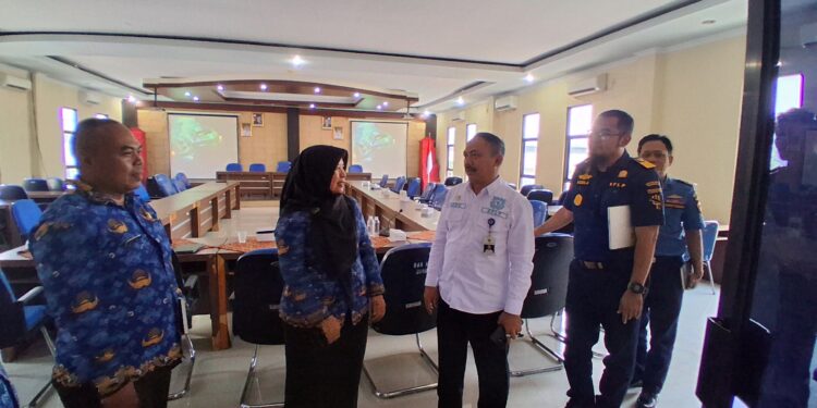 Kepala DKP3 Elmi Masruroh didampingi Kepala Bidang Perikanan dan Kelautan Yudi L Hakim saat berbincang dengan perwakilan KSOP dan Pelindo usai Rapat Koordinasi.