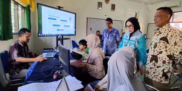 Disdik Kota Cirebon melalui Kabid Pendidikan Dasar Ade Cahyaningsih monitoring tahap pertama SPMB tingkat SMP di SMP N 4 Kota Cirebon.