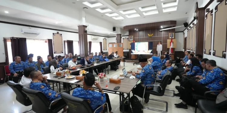 KPK bersama Pemkot saat monitoring bersama soal tata kelola PAD Kota Sukabumi. Foto : istimewa