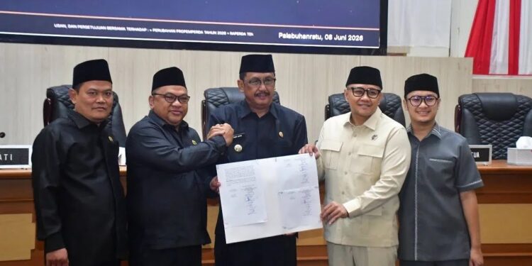 Penandatanganan persetujuan bersama dua raperda strategis dalam rapat paripurna DPRD Kabupaten Sukabumi, Senin (8/6/2026). Foto : istimewa