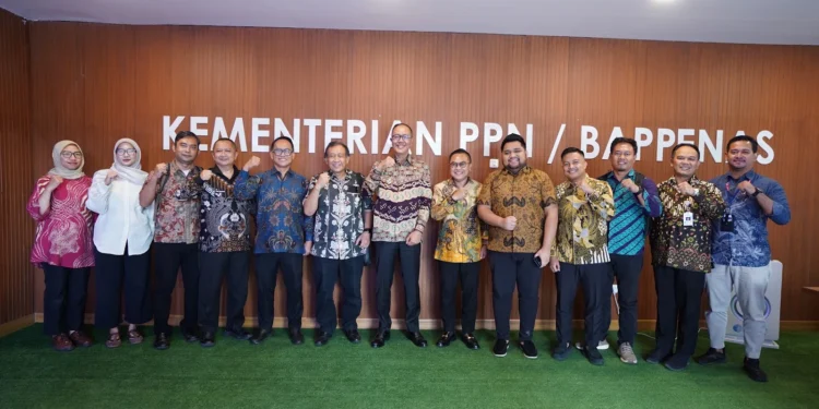 Wali Kota Sukabumi Ayep Zaki bersama jajaran Bappenas usai audiensi membahas penguatan perencanaan pembangunan jangka panjang di Jakarta, Selasa (21/7/2027). Foto: istimewa