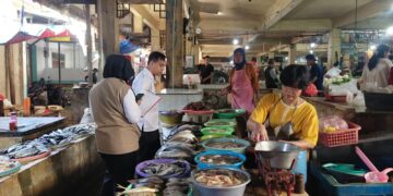 DKUKMPP Kota Cirebon Pantau Harga Kepokmas di Pasar Kanoman Guna Kendalikan Inflasi