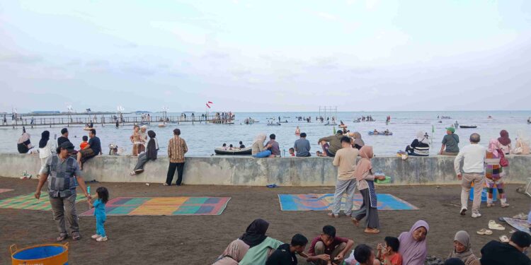 Wisata Bahari Kejawanan Diserbu Pelancong.